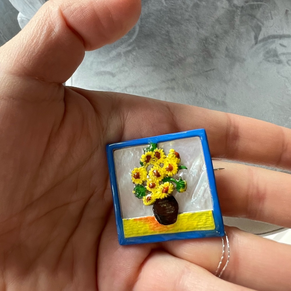 Handmade brooch, very beautiful, brand new .